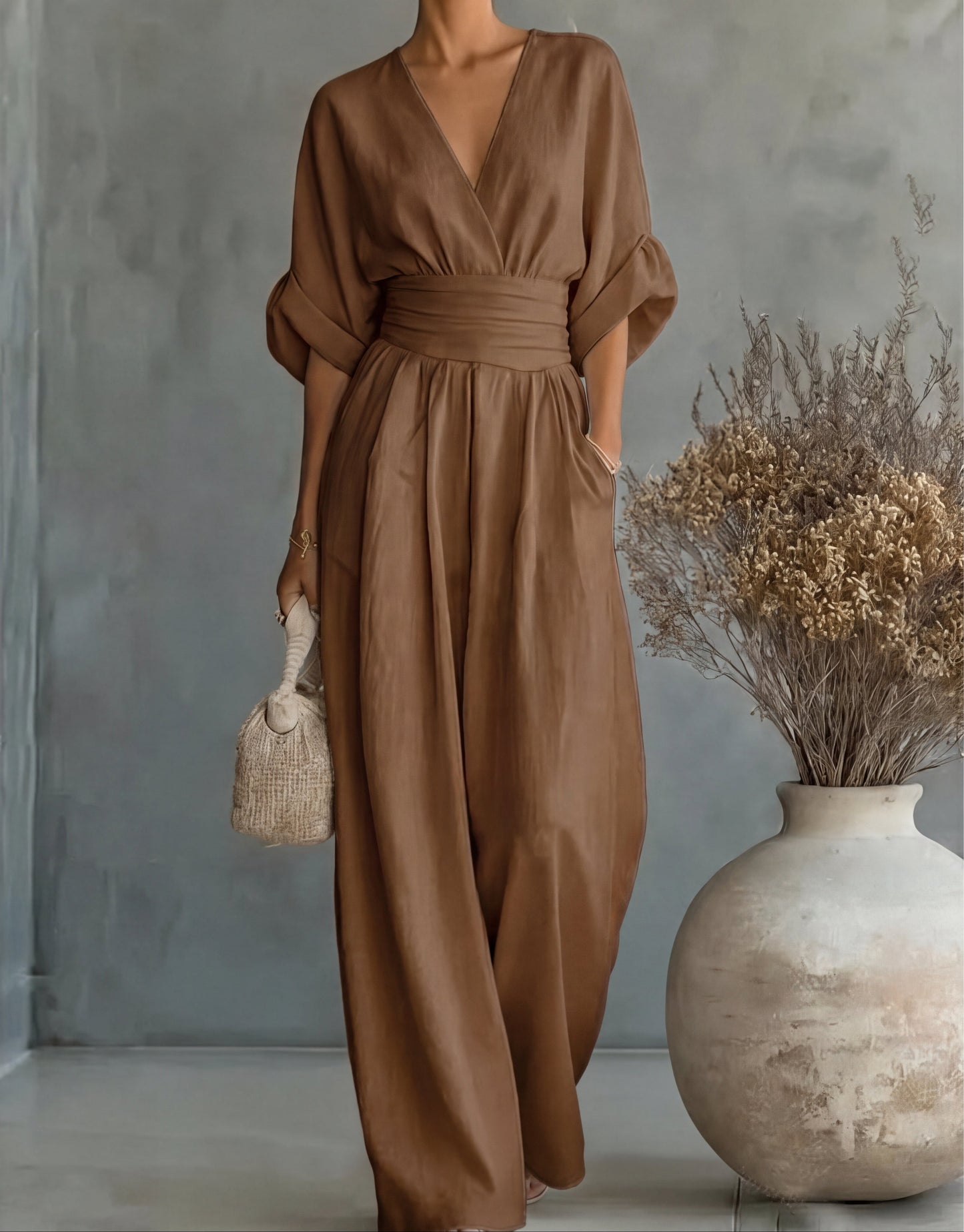 Daniela - Elegant jumpsuit med V-hals och vida ben